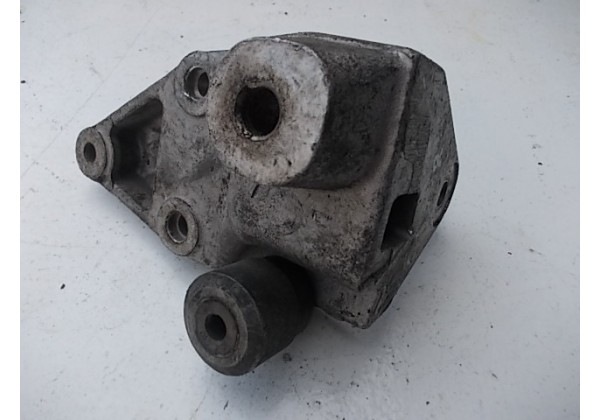 Кронштейн двигуна правий Citroen С5 1.8, 2.0, 9631853780